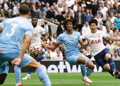 Thua sốc Tottenham, Man City mở màn hụt hơi