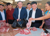 Phó Thủ tướng Vương Đình Huệ ‘vi hành’ chợ cuối năm