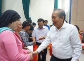 Phó Thủ tướng Trương Hòa Bình trao quà tết cho đồng bào Chăm