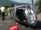 Phá cửa ô tô lật trên quốc lộ để cứu người