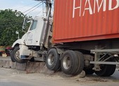 Container húc văng khối bê tông phân làn, trúng người đi đường