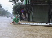 Hàng nghìn gia đình ở miền Trung đang ngập trong nước lũ