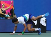 ĐKVĐ Wimbledon bị lật đổ, Djokovic ngã lộn nhào ở Mỹ mở rộng