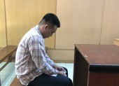 Thợ cắt tóc giật đồ, kéo lê người nước ngoài giữa trung tâm