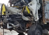 Xe tải tông ô tô đầu kéo ở Bình Chánh, 2 người thương vong