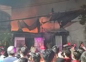 Cháy vựa phế liệu ở Bình Tân, thiêu rụi đồ bên trong