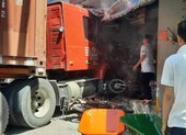 Container lùa nhiều xe máy, lao vào nhà dân khiến 1 người chết