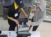 Nhân viên cửa hàng tiện lợi bị kẻ cướp dùng vật giống súng đánh vào đầu