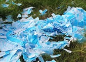Hàng ngàn khẩu trang bị vứt bỏ ở bãi cỏ tại Bình Chánh