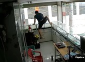 Chủ tiệm điện thoại phi thân qua tủ kính bắt trộm nhưng bất thành
