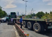 Container gặp tai nạn trong mưa, cầu Tân Thuận bị ùn ứ