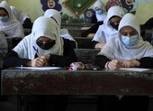 Video: Nữ sinh Afghanistan trở lại trường sau khi Taliban kiểm soát đất nước