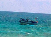 8 thuyền viên nhảy xuống biển Phú Qúy bơi vào bờ để trốn khai báo