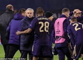 Bị loại sốc, Mourinho nói Tottenham phải khiêm tốn