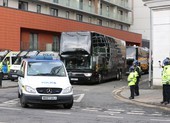 Cảnh sát hộ tống Manchester United rời Lowry
