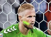 Fan tuyển Anh chơi bẩn với thủ môn Schmeichel trong quả 11m