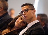 Ronaldo cấm mẹ đến sân Old Trafford xem mình thi đấu