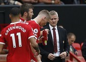 Solskjaer bị ép buộc trả lời về Maguire và Shaw