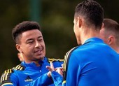 Lingard khoe dạy kỹ năng cho Ronaldo trên sân tập MU