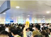 Ùn tắc kinh hoàng tại khu soi chiếu sân bay Tân Sơn Nhất