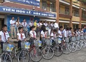 Trao 20 xe đạp cho học sinh nghèo ở Bình Chánh