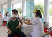 Video: Tiêm vaccine cho học sinh từ 12-18 tuổi ở quận Bình Thạnh, TP.HCM