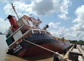 Tàu chở container lật tại cảng Hiệp Phước