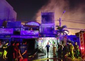 Cảnh sát leo mái nhà, phá cửa dập đám cháy lúc nửa đêm