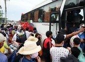 Bình Phước dùng ô tô đưa hơn 500 người dân đang đi bộ về quê