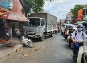 Bình Thạnh: Cô gái đang mua bánh mì thì bị xe tải húc