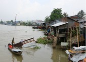 Sà lan tông nhà dân trong đêm, 3 trẻ nhỏ rơi xuống sông