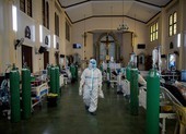 Philippines: Hàng loạt y tá dọa nghỉ việc, ông Duterte phải can thiệp lương