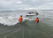 Nóng: Chìm ca nô chở 39 người ngoài biển Cửa Đại