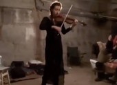 VIDEO: Nghệ sĩ vĩ cầm Ukraine biến hầm trú bom thành phòng hòa nhạc 