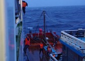 Video: Tàu Cảnh sát biển 8002 cứu hộ 18 người gặp nạn trong bão số 5