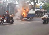Xe ba gác chở nệm bốc cháy trên đường ở quận Bình Tân