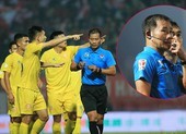 Trọng tài V-League “check VAR”: Đúng hay sai luật?