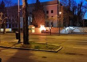 VIDEO: Thiệt mạng sau khi lái xe tông vô cổng đại sứ quán Nga ở Romania