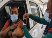 Nam Phi phát hiện biến thể COVID-19 mới, Anh lo chủng mới kháng vaccine