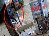 Camera an ninh ghi cảnh trộm 'đá nóng' xe máy ở Bình Chánh