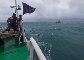 Cứu 9 ngư dân trên tàu bị chìm gần đảo Lý Sơn