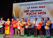 Nhà hát Trần Hữu Trang kín chỗ trong đêm khai mạc Liên hoan kịch nói