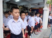 Đà Nẵng: Đại biểu ngồi sau học sinh trong lễ khai giảng