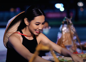 Thùy Tiên giới thiệu món bánh tráng trộn đến 'Miss Grand International'