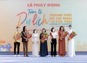 Á hậu Phương Anh, diện áo dài đội vương miện diễu hành khắp Sài Gòn