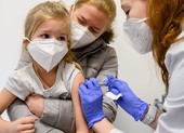 Châu Âu gấp rút tiêm vaccine cho trẻ 5-11 tuổi phòng Omicron