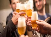 Uống rượu, bia không có khả năng chống COVID-19