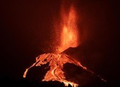 Ảnh: Sau 3 tuần, núi lửa ở Tây Ban Nha vẫn phun đáng sợ, một phần chóp bị sập