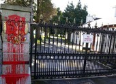 VIDEO: Người đàn ông bị bắt vì lái xe tông vào cổng Đại sứ quán Nga ở Ireland