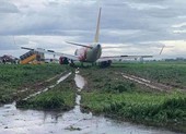 Mưa to, 1 máy bay hạ cánh trượt khỏi đường băng ở Tân Sơn Nhất